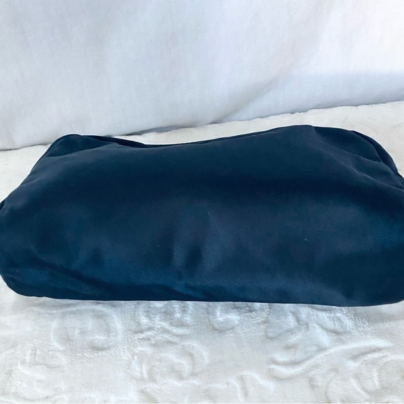 - Michael Kors cosmetics bag EXCELLENT USED CONDITION - Picture 3 of 5